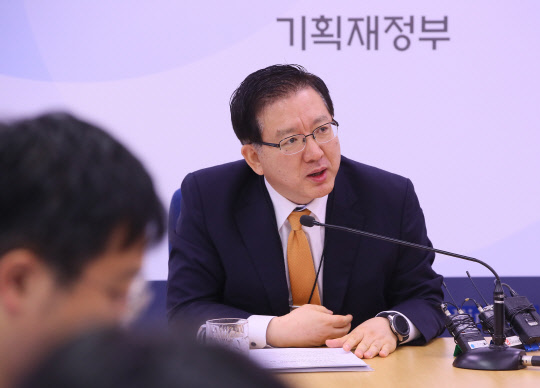 &quot;보조금 부정수급하면 모든 국고보조사업 배재&quot;      (세종=연합뉴스) 진성철 기자 = 이승철 기획재정부 재정관리관이 8일 세종시 정부세종청사 기획재정부에서 부정수급자 명단을 전부처가 공유하는 '통합수급자격 검증시스템 구축' 등 '보조금 부정수급 관리강화 방안'에 대해 설명하고 있다.   2019.10.8      zjin@yna.co.kr  (끝)
